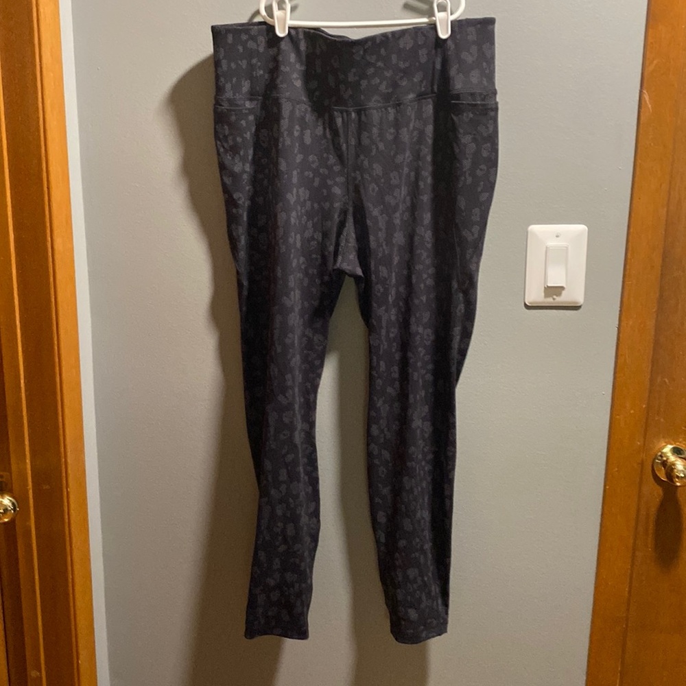 BRAND NEW WOMANS HIGH RISE LEGGING SIZE 18/20! NWT! SMOKE FREE HOME!